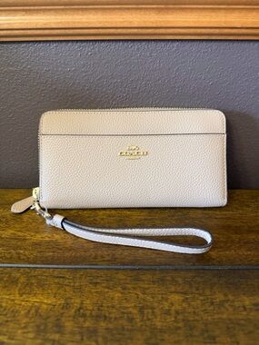 ✨NWOT - Coach Long Accordion Zip Wallet Wristlet✨
